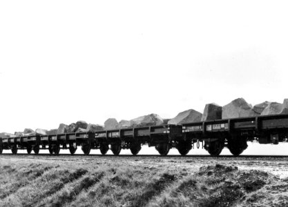 HUA-171029-Afbeelding van het vervoer van stenen per spoor ten behoeve van de aanleg van de Europoorthaven bij Rotterdam