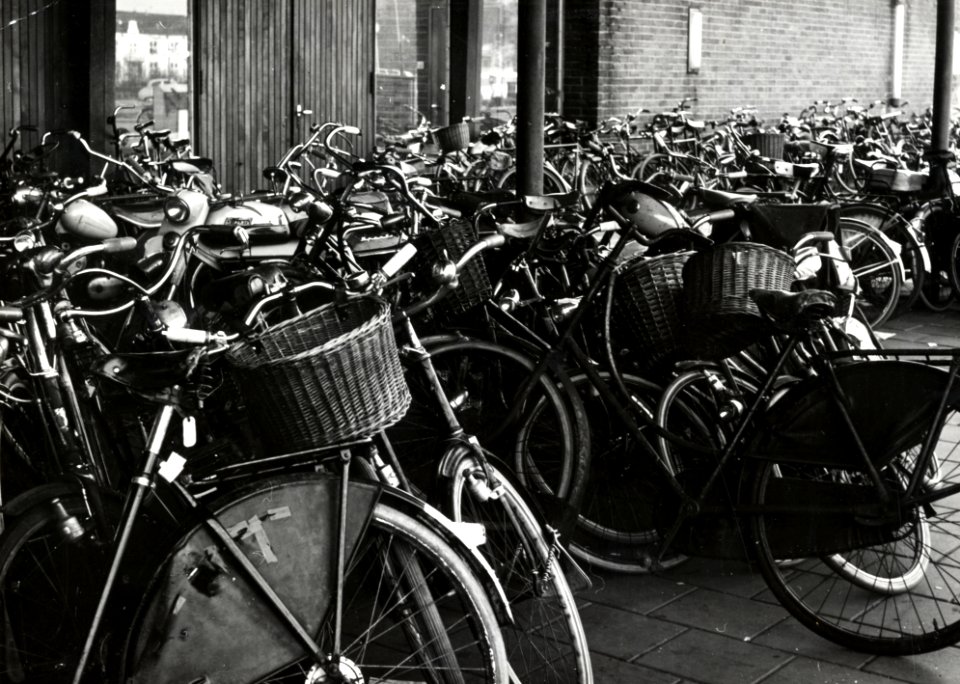 HUA-171217-Afbeelding van gestalde fietsen bij het NS station Beverwijk