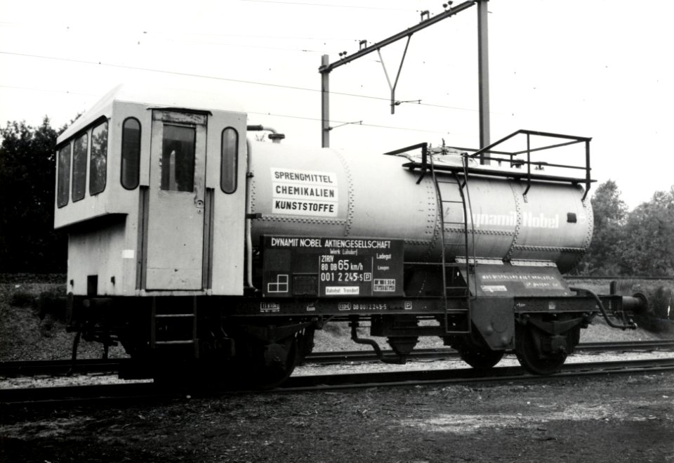 HUA-169056-Afbeelding van een sproeiwagen voor de bestrijding van onkruid van Dynamit Nobel A.G., vermoedelijk gehuurd of op proef bij de N.S
