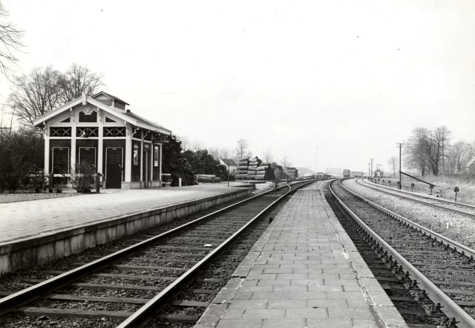 HUA-169083-Gezicht op de perrons van het N.S.-station Lochem te Lochem, met links het toiletgebouw