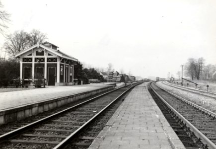 HUA-169083-Gezicht op de perrons van het N.S.-station Lochem te Lochem, met links het toiletgebouw