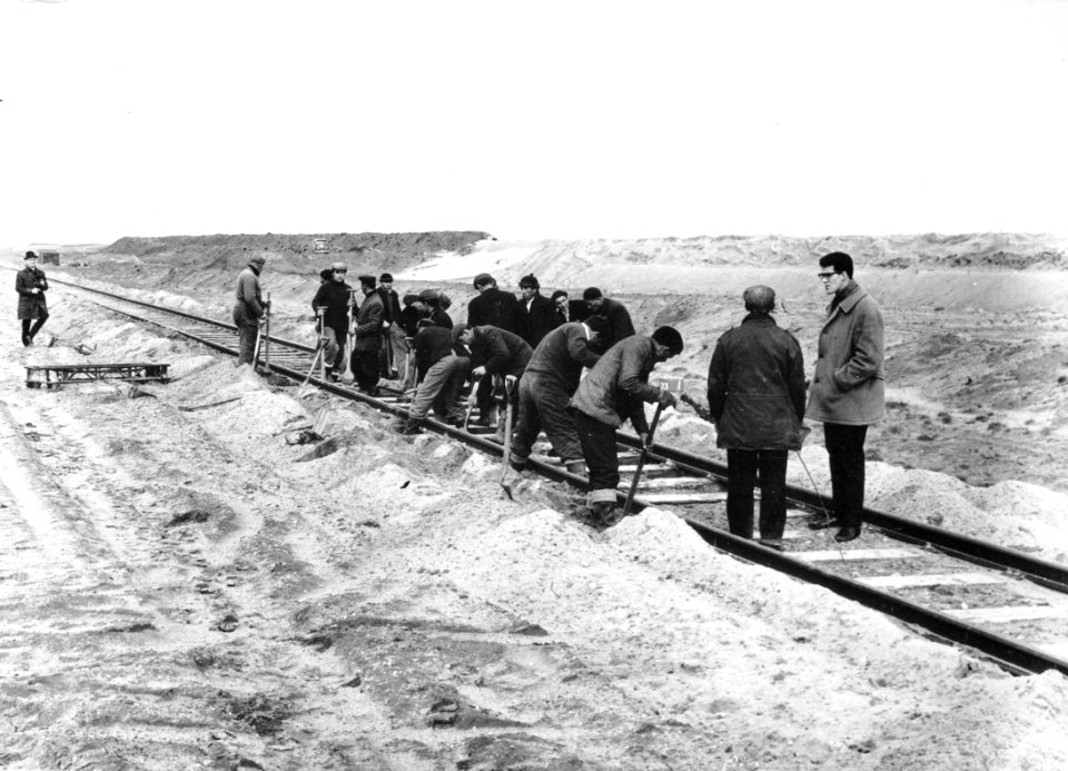 HUA-171037-Afbeelding van de aanleg van het spoor ten behoeve van het steenvervoer naar de Europoorthaven