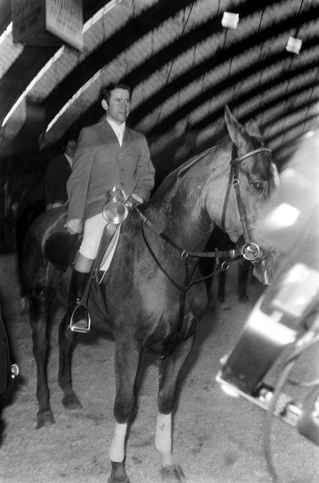 Hugo Simon (Oostenrijk) met Flipper, Bestanddeelnr 926-8010