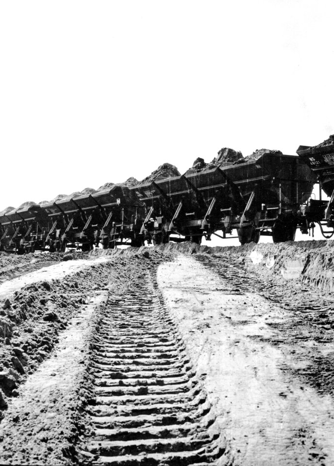 HUA-171019-Afbeelding van vervoer van zand per trein naarTer Heijde ten behoeve van de versterking van de zeewering
