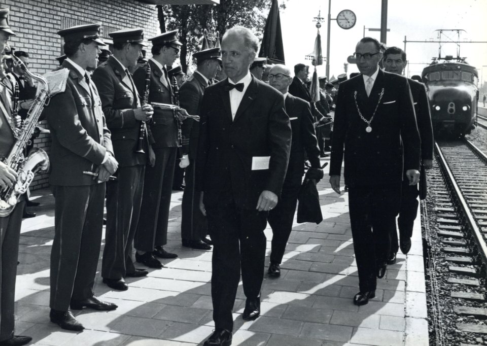 HUA-171140-Afbeelding van de aankomst van commissaris van de Koningin in de provincie Noord-Brabant mr. dr. C.N.M. Kortmann op het N.S.-station Etten-Leur tijdens de feestelijke opening van het station, met rech