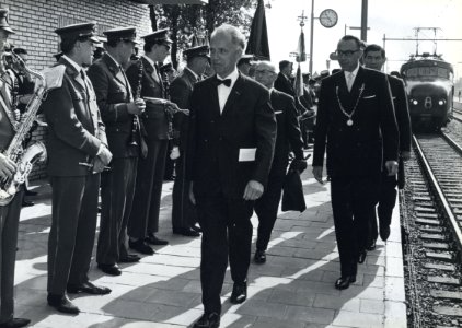 HUA-171140-Afbeelding van de aankomst van commissaris van de Koningin in de provincie Noord-Brabant mr. dr. C.N.M. Kortmann op het N.S.-station Etten-Leur tijdens de feestelijke opening van het station, met rech