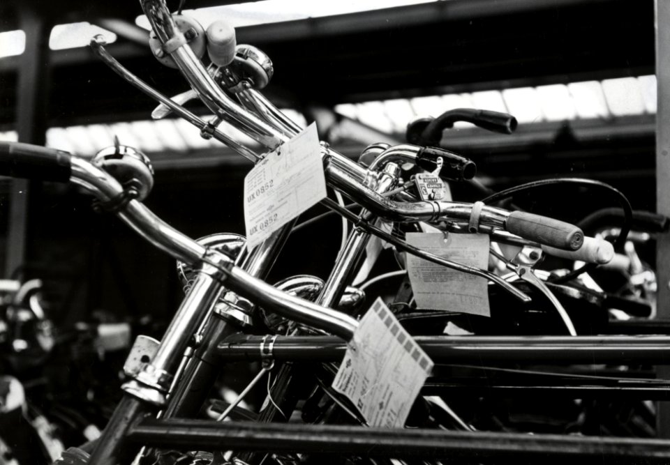 HUA-171205-Afbeelding van voor verzending per trein gereedstaande fietsen op het perron van het N.S.-station Amsterdam Amstel te Amsterdam