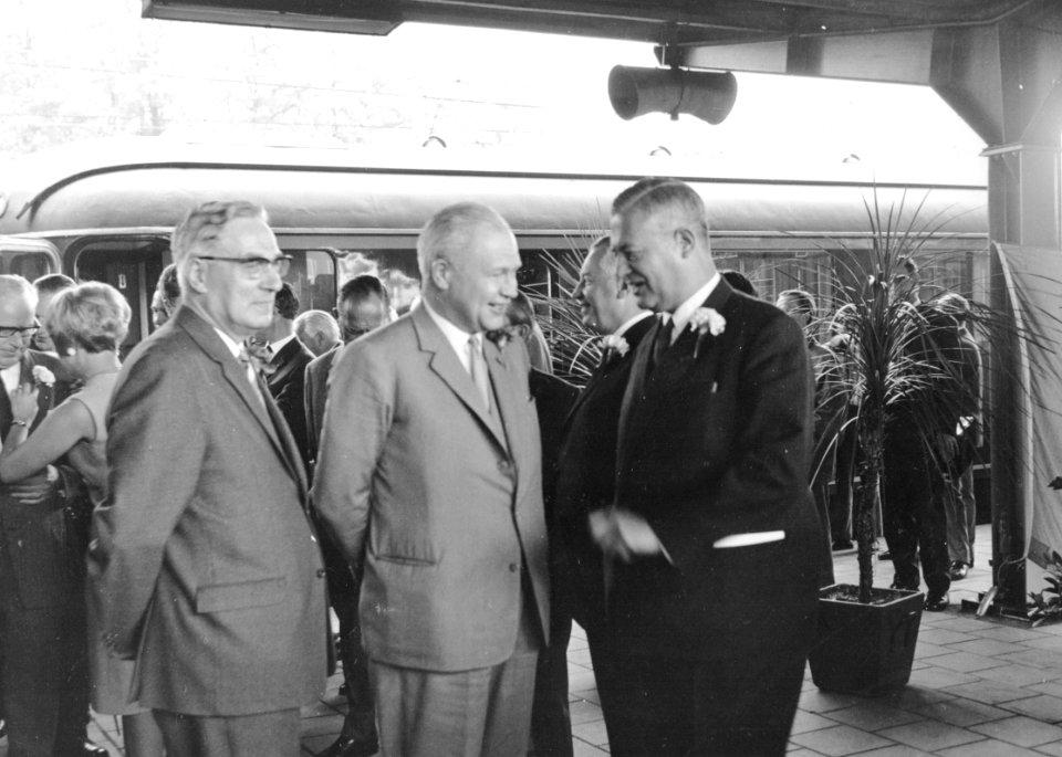 HUA-171186-Afbeelding van de ontvangst door president-directeur ir. J. Lohmann van de N.S. van staatssecretaris ir. S.A. Posthumus van Verkeer en Waterstaat op het perron van het N.S.-station Arnhem ter gelegenh