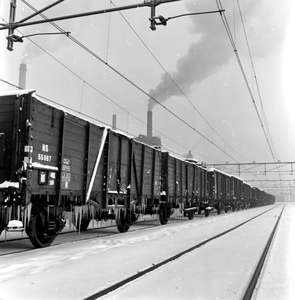 HUA-159806-Afbeelding van open goederenwagens voor het vervoer van steenkolen op het besneeuwde emplacement van de NS te Heerlen