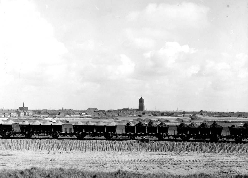 HUA-171021-Afbeelding van vervoer van zand per trein naarTer Heijde ten behoeve van de versterking van de zeewering