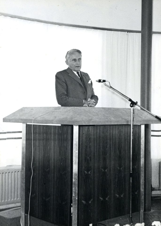 HUA-171161-Afbeelding van de commissaris van de Koningin mr J Klaasesz van Zuid Holland tijdens zijn toespraak op de bijeenkomst in de kantine van de Koninklijke