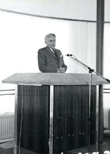 HUA-171161-Afbeelding van de commissaris van de Koningin mr J Klaasesz van Zuid Holland tijdens zijn toespraak op de bijeenkomst in de kantine van de Koninklijke
