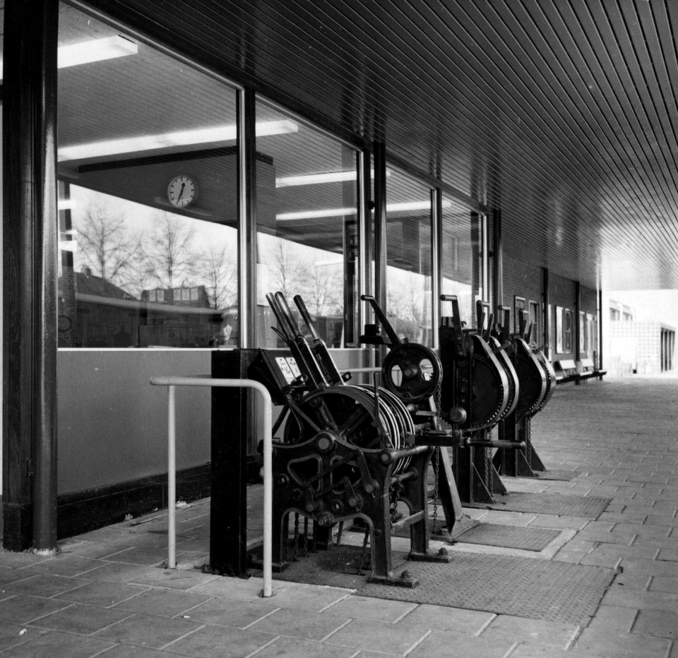 HUA-159691-Afbeelding van de handelinrichting voor de bediening van wissels en seinen op het perron van het N.S.-station Emmen te Emmen