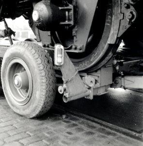 HUA-168090-Afbeelding van het vervoer van een goederenwagen van de N.S. op een oplegger van een vrachtauto ("wagon trailer" of "rolwagenvervoer") te Eindhoven