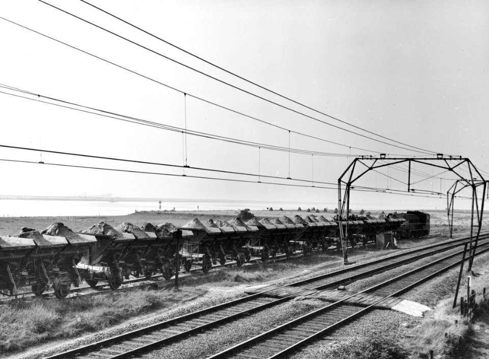 HUA-171009-Afbeelding van het vervoer van zand per trein te Hoek van Holland naar Ter Heijde ten behoeve van de versterking van de zeewering