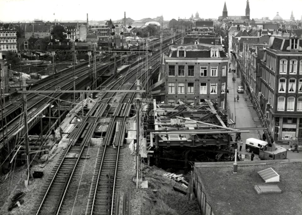 HUA-169105-Gezicht op de bouw van het nieuwe spoorviaduct over de Planciusstraat te Amsterdam
