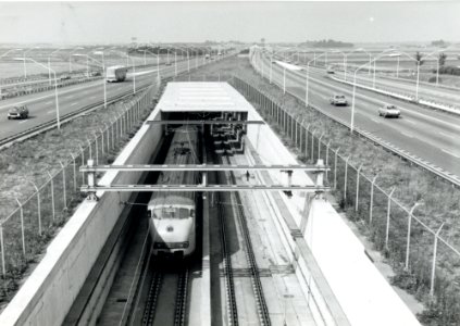 HUA-170833-Gezicht op de noordelijke toerit van de Schipholtunnel bij Badhoevedorp, tussen de rijbanen van de A4, met een electrisch treinstel mat. 1964 van de N.S. naar Amsterdam Zuid