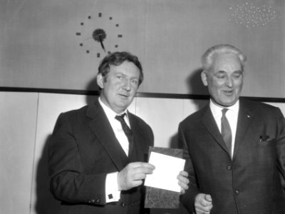 Hugo Claus (l.) bij het in ontvangst nemen van de prijs. Rechts prof. dr. Garmt , Bestanddeelnr 918-4658