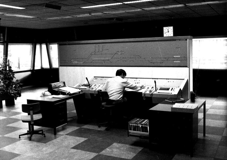 HUA-159723-Interieur van de Centrale Verkeersleidingspost CVL post van de NS te Rotterdam