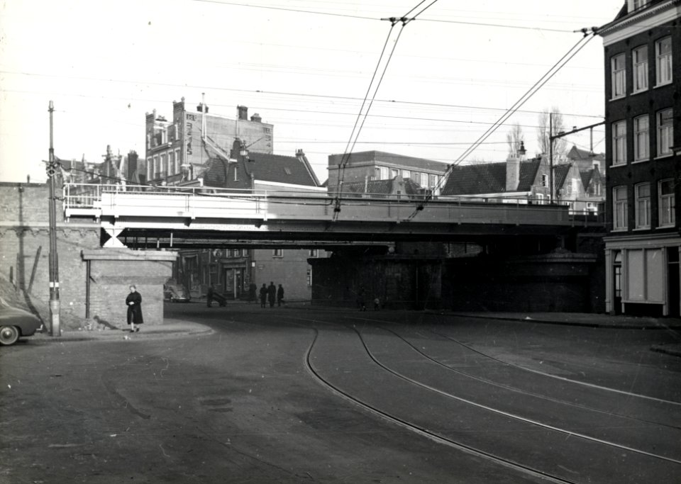 HUA-169106-Gezicht op het nieuwe spoorviaduct over de Planciusstraat te Amsterdam