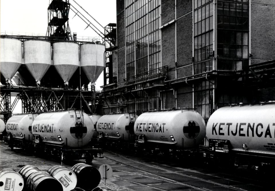 HUA-169080-Afbeelding van enkele ketelwagens voor het vervoer van zwavelzuur op het terrein van de zwavelzuurfabriek Ketjencat aan de Distelweg te Amsterdam Noord