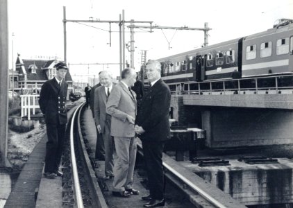 HUA-171168-Afbeelding van president-directeur ir. J. Lohmann, commissaris van de Koningin mr. J. Klaasesz en staatssecretaris ir. S.A. Posthumus op de oude spoorbrug over de Binnenwatersloot te Delft tijdens de 
