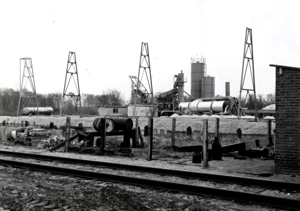 HUA-169086-Afbeelding van de aanleg van een tijdelijke bouwplaats voor het aannemersbedrijf Fa PC Zanen NV ten behoeve van de aanleg van Rijksweg 1 langs de spoo