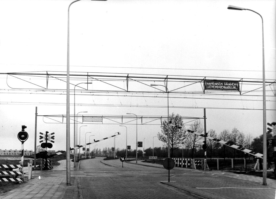 HUA-159981-Gezicht op de met AHOB's beveiligde spoorwegovergang aan de Eykmanlaan te Utrecht