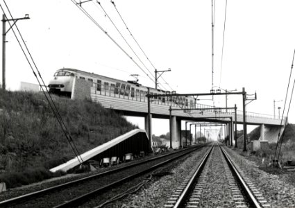 HUA-169183-Gezicht op de nieuwe fly-over voor de spoorlijn richting Rhenen over de spoorlijn Utrecht-Arnhem bij De Haar aansluiting, met twee gekoppelde electrische treinstellen mat. 1964 (plan V) op weg richtin