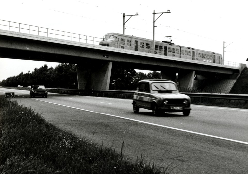 HUA-169180-Gezicht op het nieuwe viaduct over de A12 in de spoorlijn tussen De Haar aansluiting en Veenendaal