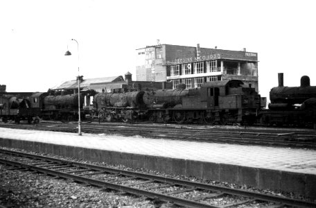 HUA-160413-Afbeelding van tijdens de oorlog beschadigde en vernielde stoomlocomotieven op het N.S.-station Zutphen te Zutphen