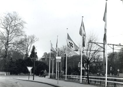 HUA-171132-Afbeelding van de vlaggen op het plein aan de Zeister zijde van het N.S.-station Driebergen-Zeist te Driebergen-Rijsenburg tijdens de opening van het nieuwe stationsgebouw