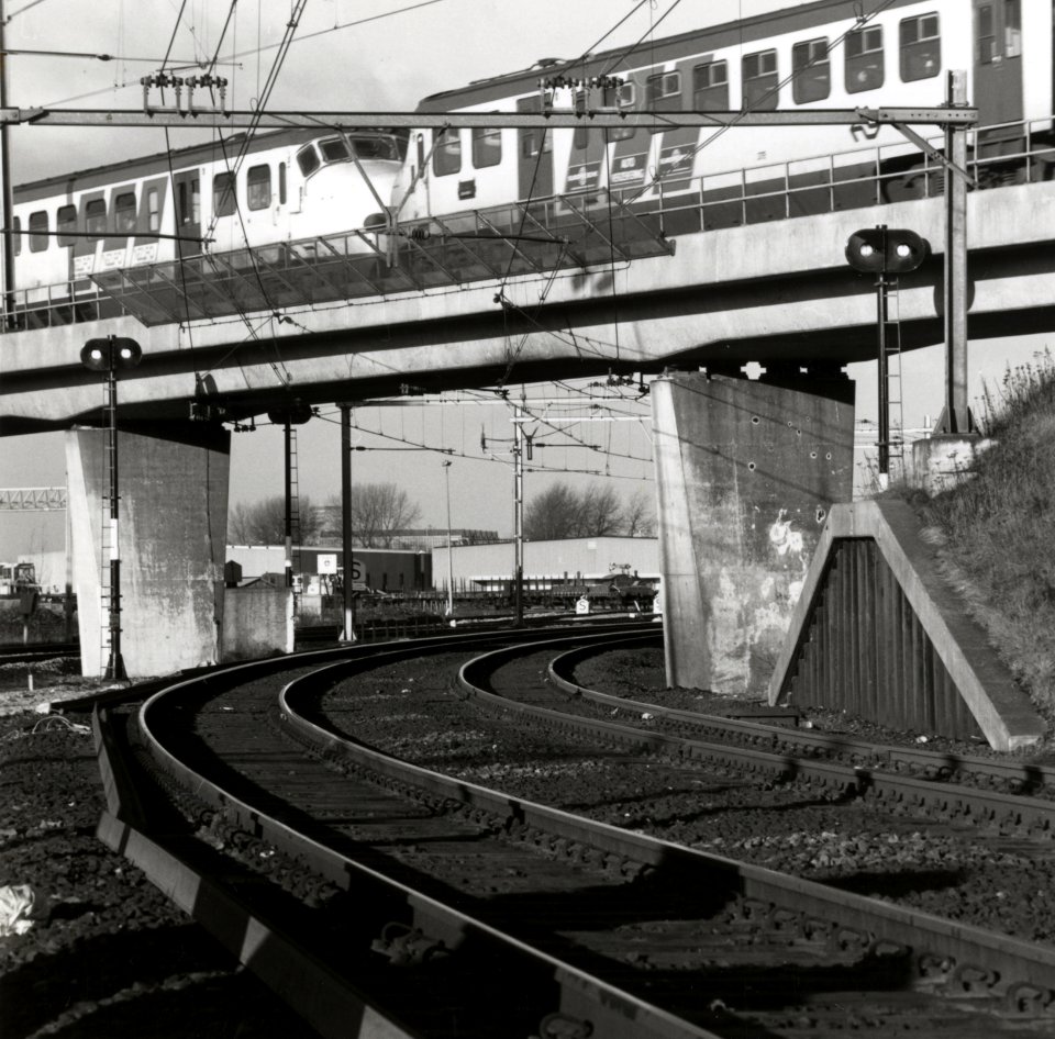 HUA-169171-Gezicht op de fly-over aan de noordzijde van het emplacement van het N.S.-station Utrecht C.S. te Utrecht