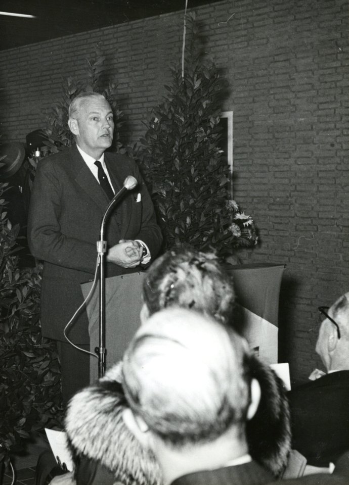HUA-171125-Afbeelding van burgemeester mr RW baron van Boetzelaar van Driebergen Rijsenburg tijdens zijn toespraak bij de opening van het nieuwe NS station Drieb