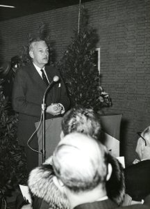HUA-171125-Afbeelding van burgemeester mr RW baron van Boetzelaar van Driebergen Rijsenburg tijdens zijn toespraak bij de opening van het nieuwe NS station Drieb