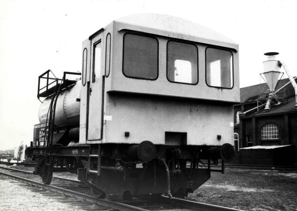HUA-169058-Afbeelding van een sproeiwagen voor de bestrijding van onkruid van Dynamit Nobel A.G., vermoedelijk gehuurd of op proef bij de N.S. te Amersfoort