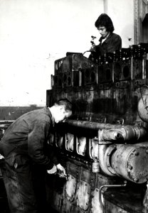 HUA-169929-Afbeelding van twee monteurs van de hoofdwerkplaats van de N.S. te Tilburg bij een dieselmotor