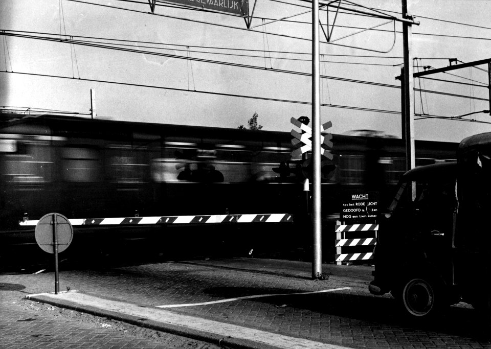 HUA-159966-Afbeelding van een AHOB bij de spoorwegovergang aan de Eykmanlaan te Utrecht tijdens het passeren van een trein