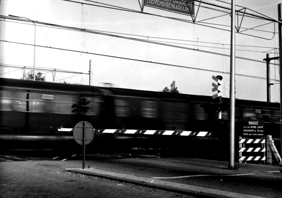 HUA-159961-Afbeelding van een AHOB bij de spoorwegovergang aan de Eykmanlaan te Utrecht tijdens het passeren van een trein