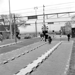 HUA-159949-Gezicht op een met AHOB s beveiligde spoorwegovergang te De Vink bij Leiden