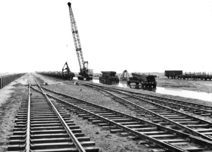HUA-171047-Afbeelding van de aavoer van stenen per spoor ten behoeve van de aanleg van de Europoorthaven bij Rotterdam
