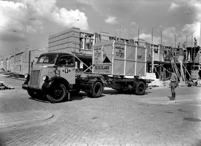 HUA-169739-Afbeelding van een vrachtauto (Daf-losser) van de N.S. met een gesloten autolaadkist voor het vervoer van bakstenen te Rotterdam (of te Vlaardingen)