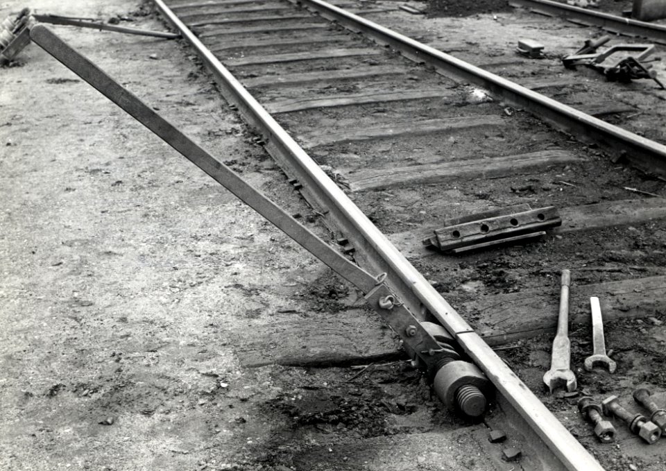 HUA-168983-Afbeelding van een stuk gereedschap van de NS voor het regelen van voegen tussen spoorstaven