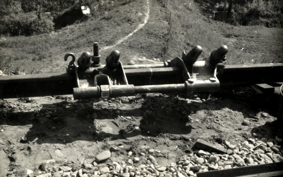 HUA-168935-Afbeelding van een thermietlas tussen twee spoorstaven te Culemborg