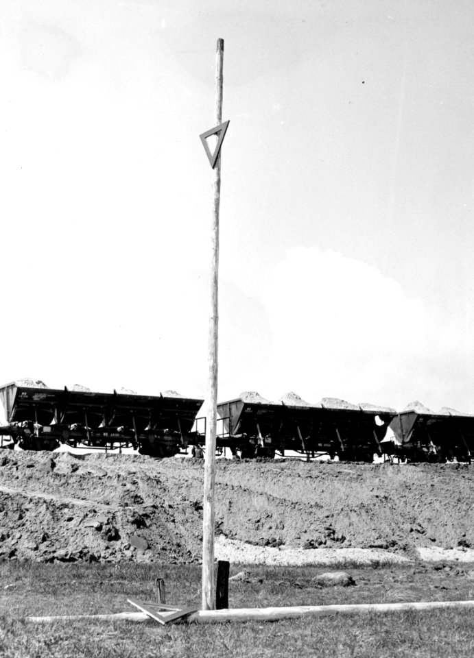 HUA-171016-Afbeelding van vervoer van zand per trein naarTer Heijde ten behoeve van de versterking van de zeewering