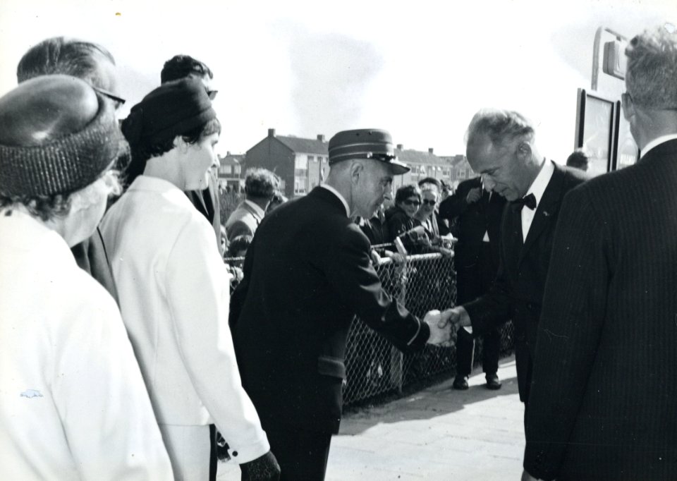 HUA-171137-Afbeelding van de begroeting van de commissaris van de Koningin in de provincie Noord-Brabant mr. dr. C.N.M. Kortmann (rechts) op het N.S.-station Etten-Leur tijdens de feestelijke opening van het sta