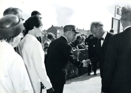 HUA-171137-Afbeelding van de begroeting van de commissaris van de Koningin in de provincie Noord-Brabant mr. dr. C.N.M. Kortmann (rechts) op het N.S.-station Etten-Leur tijdens de feestelijke opening van het sta