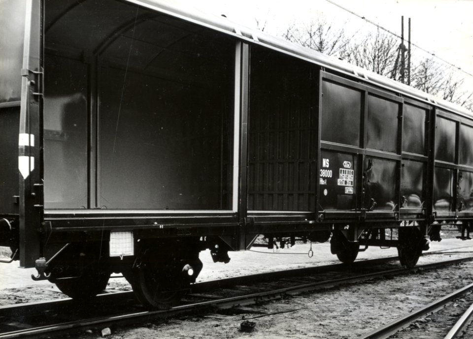 HUA-169832-Afbeelding van de fabrieksnieuwe gesloten goederenwagen (schuifwandwagen) nr. NS 38000 (type Hbs-t, serie NS 38000-38499) van de N.S. op het terrein van Werkspoor te Utrecht