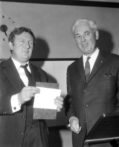 Hugo Claus (l.) bij het in ontvangst nemen van de prijs. Rechts prof. dr. Garmt , Bestanddeelnr 918-4657