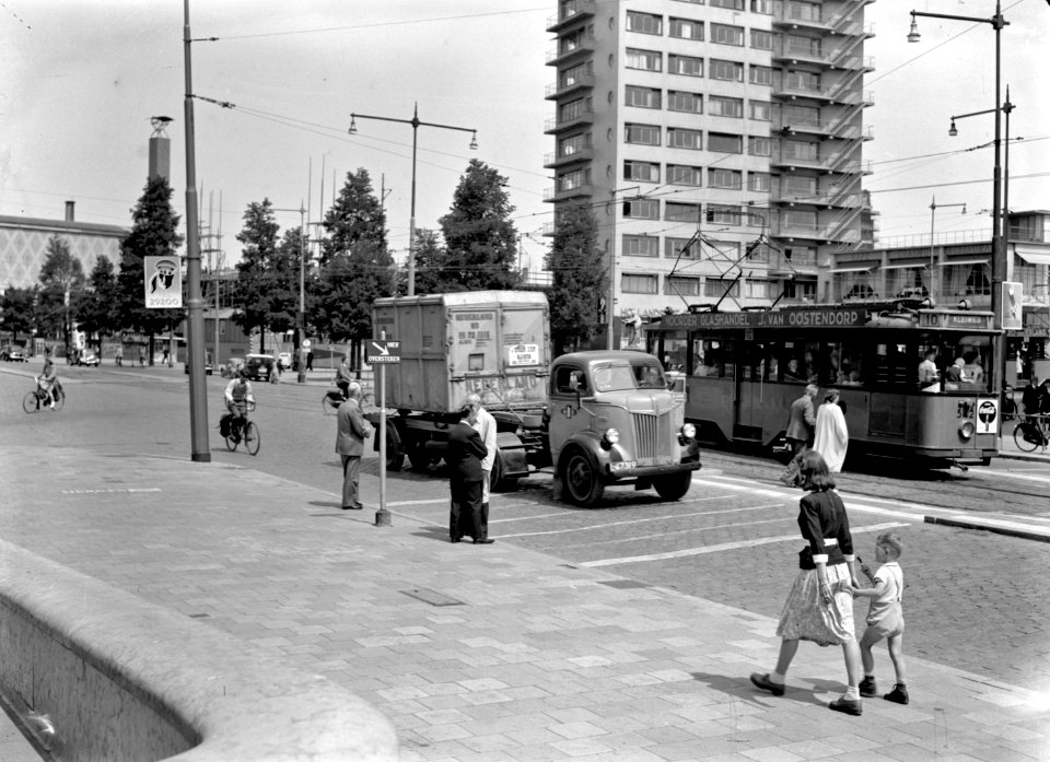 HUA-169737-Afbeelding van een vrachtauto (Daf-losser) van de N.S. met een gesloten autolaadkist te Rotterdam. Rechts een electrische tram van de R.E.T